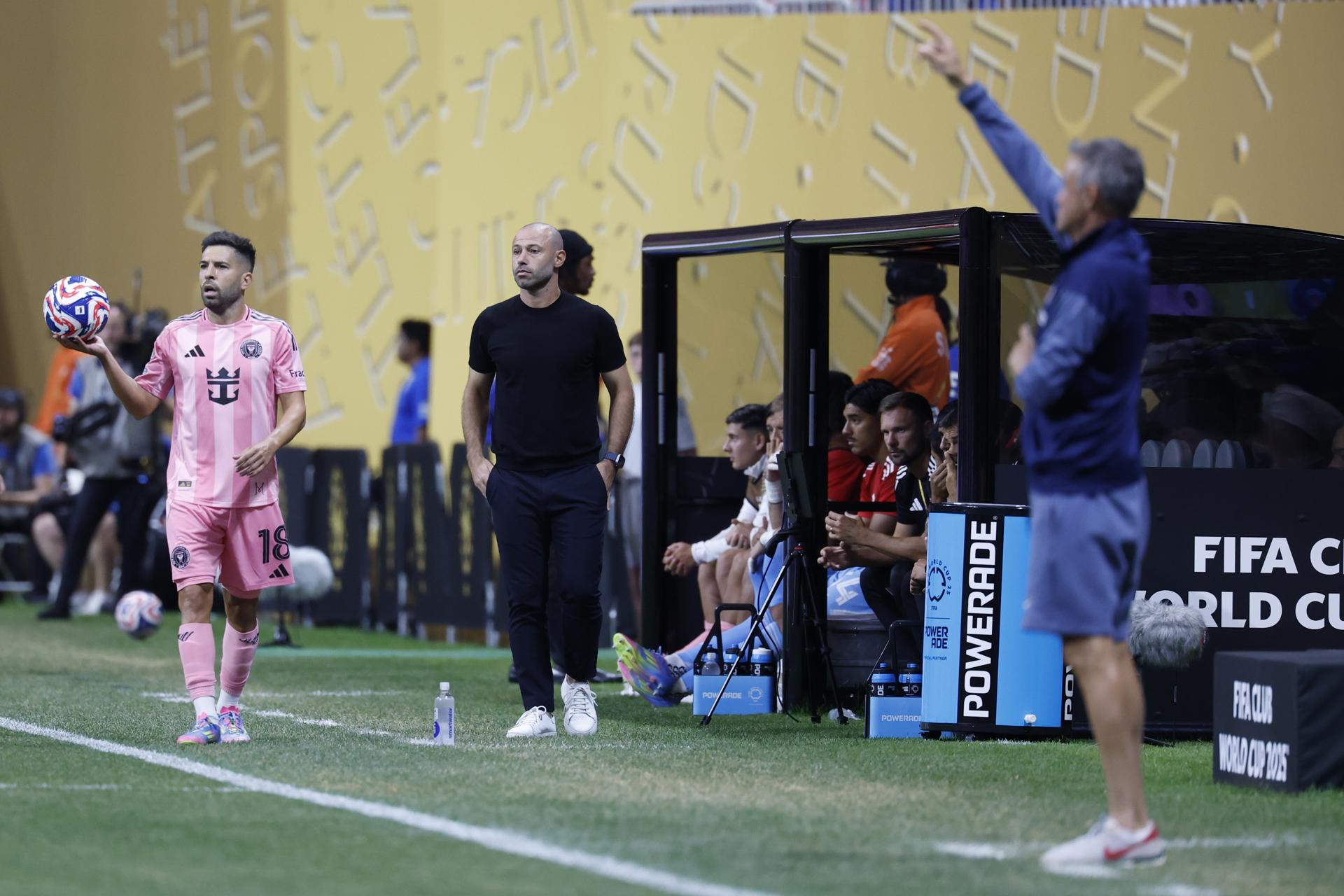 El entrenador del Inter Miami, Javier Mascherano (c), dirige a su equipo en la derota por 0-4 del Mundial de CLubes ante PSG. EFE/ERIK S. LESSER