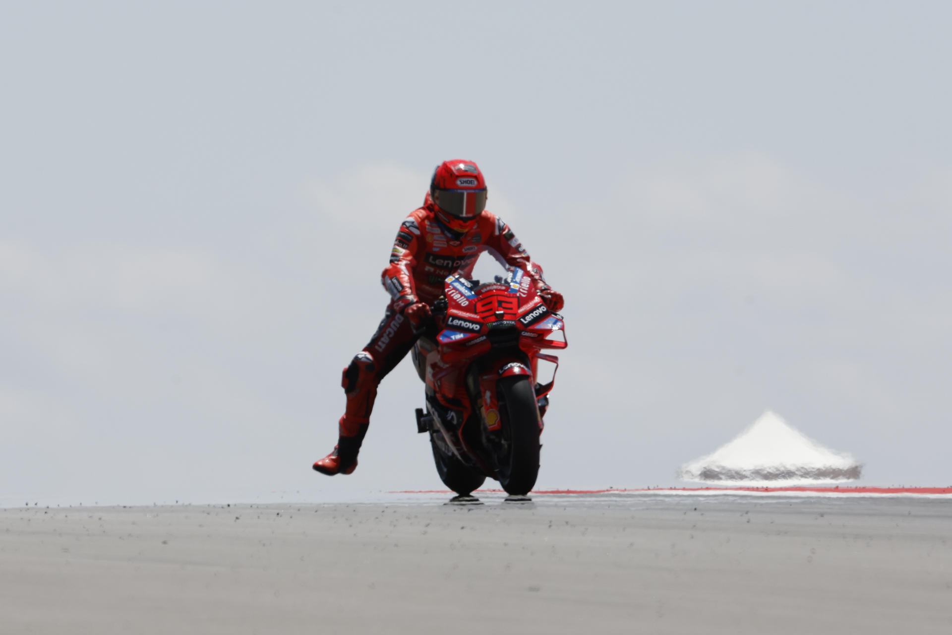 El piloto Marc Márquez, de Ducati Lenovo Team, compite en la carrera de MotoGP del Gran Premio de Aragón en el circuito Motorland de Alcañiz (Teruel). EFE/Javier Cebollada
