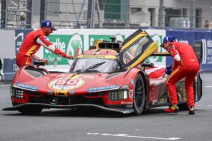 El español Antonio Molina (D), el italiano Antonio Fuoco (I) y el danés Nicklas Nielsen (al volante), ganadores de las 24 Horas de Le Mans el 16 de junio de 2024 con el Ferrari 499P. EFE/EPA/CHRISTOPHE PETIT TESSON