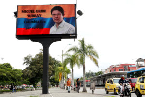 Fotografía de una pantalla en la se observa una imagen del senador y precandidato presidencial Miguel Uribe Turbay este domingo, en Cali (Colombia). EFE/ Ernesto Guzman Jr