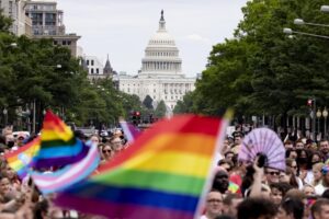 Fotografía de archivo de una manifestación de la comunidad LGBTIQ+ en Washington (EE.UU.). EFE/EPA/MICHAEL REYNOLDS