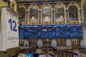 Imagen de este jueves de la Bolsa de Madrid, que cierra con descensos del 0,32 % y pierde los 14.100 puntos hasta situarse en los 14.088 enteros. EFE/ Vega Alonso