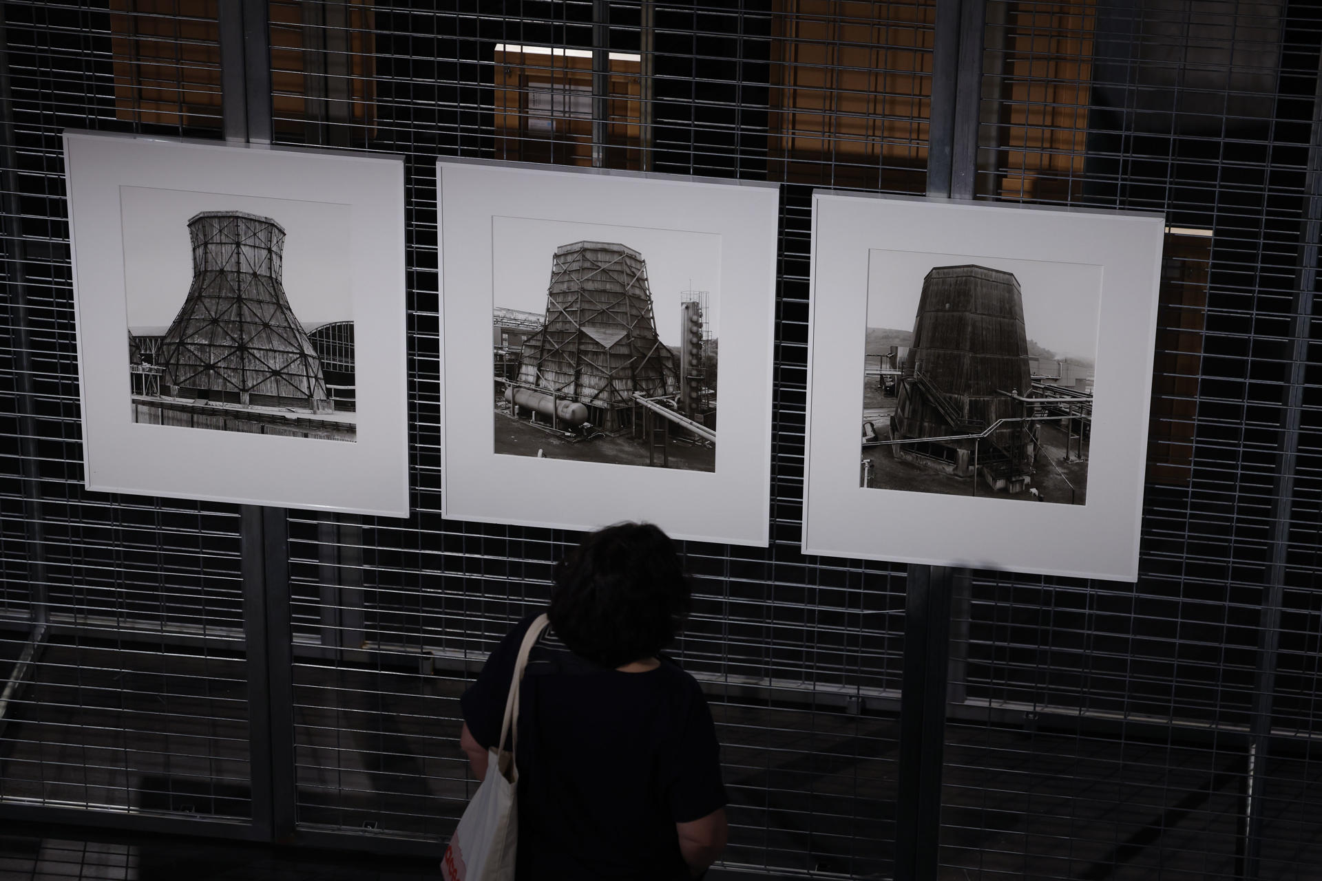 Una mujer en su visita a la exposición de PhotoEspaña 'Después de todo' Colección Helga de Alvear' con fotografías de la colección de la galerista que componen la historia visual de la transformación europea desde la I Guerra Mundial. EFE/Javier Lizón
