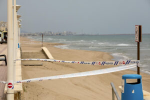 Vista general de la playa de Piles en la que se mantiene la prohibición de baño por el posible vertido marino, que está siendo analizado. EFE/Natxo Francés