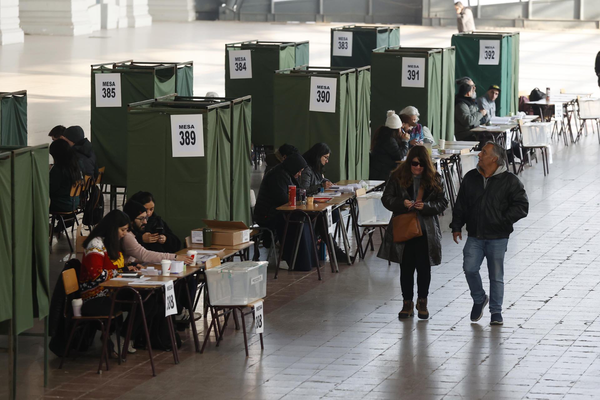 Personas llegan a votar durante las primarias presidenciales este domingo, en Santiago (Chile). EFE/ Elvis González