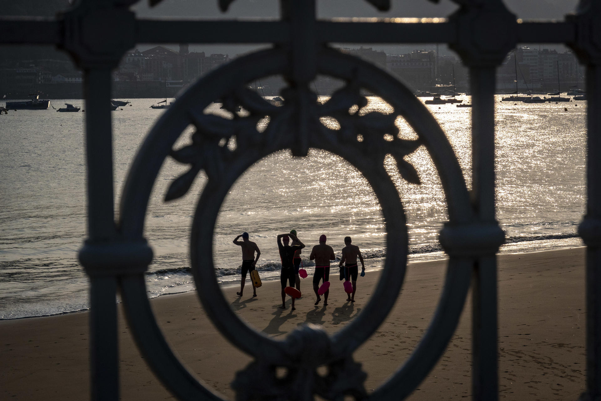 Varios nadadores se dirigen al agua en la playa de Ondarreta de San Sebastián a primera hora de este lunes, en el que se inaugura la temporada de playa en los arenales de Gipuzkoa. EFE/Javier Etxezarreta