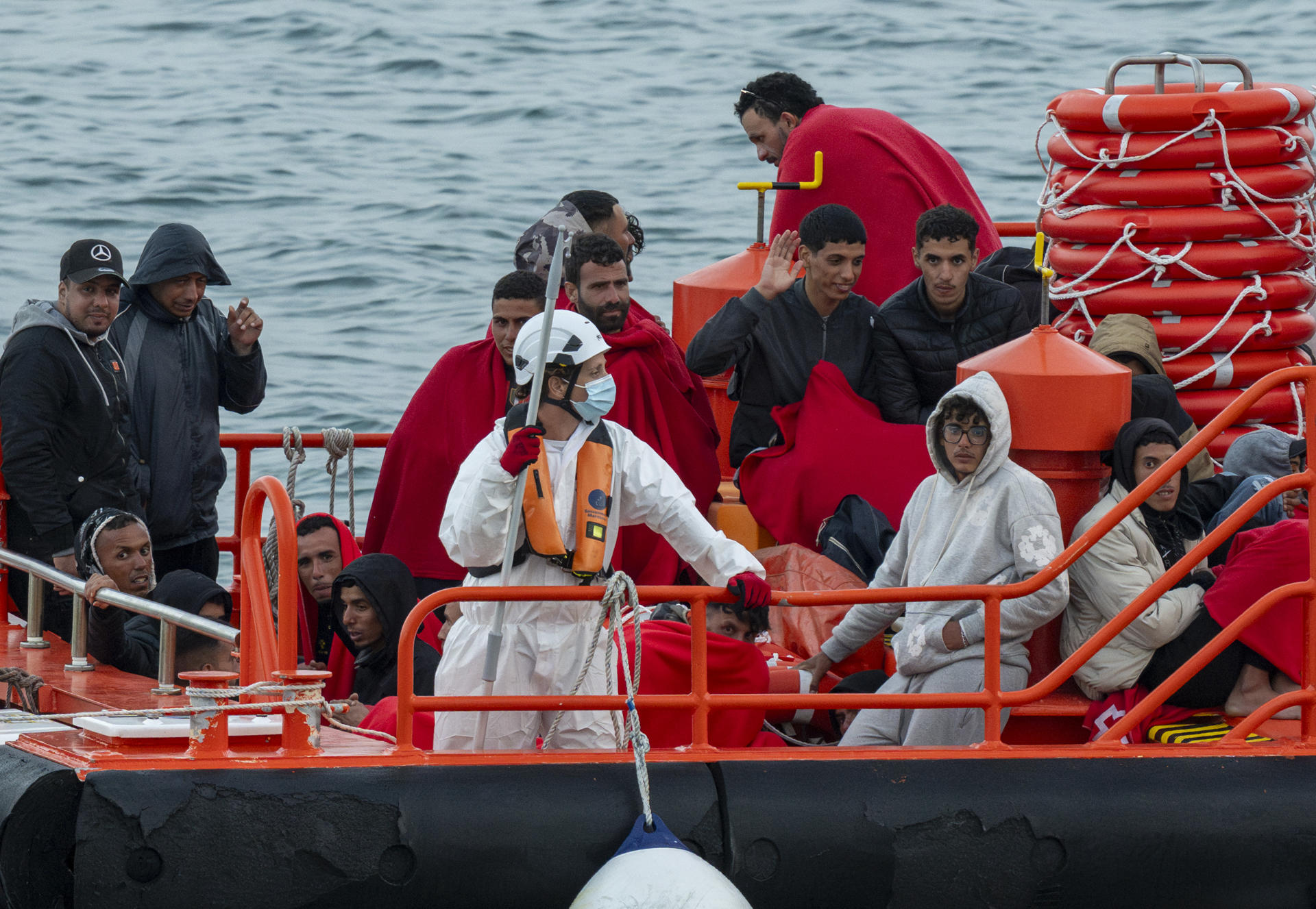 Rescate de 40 hombres y una mujer de origen magrebí de una neumática que navegaba a unos 3,7 kilómetros de Lanzarote . EFE/ Adriel Perdomo