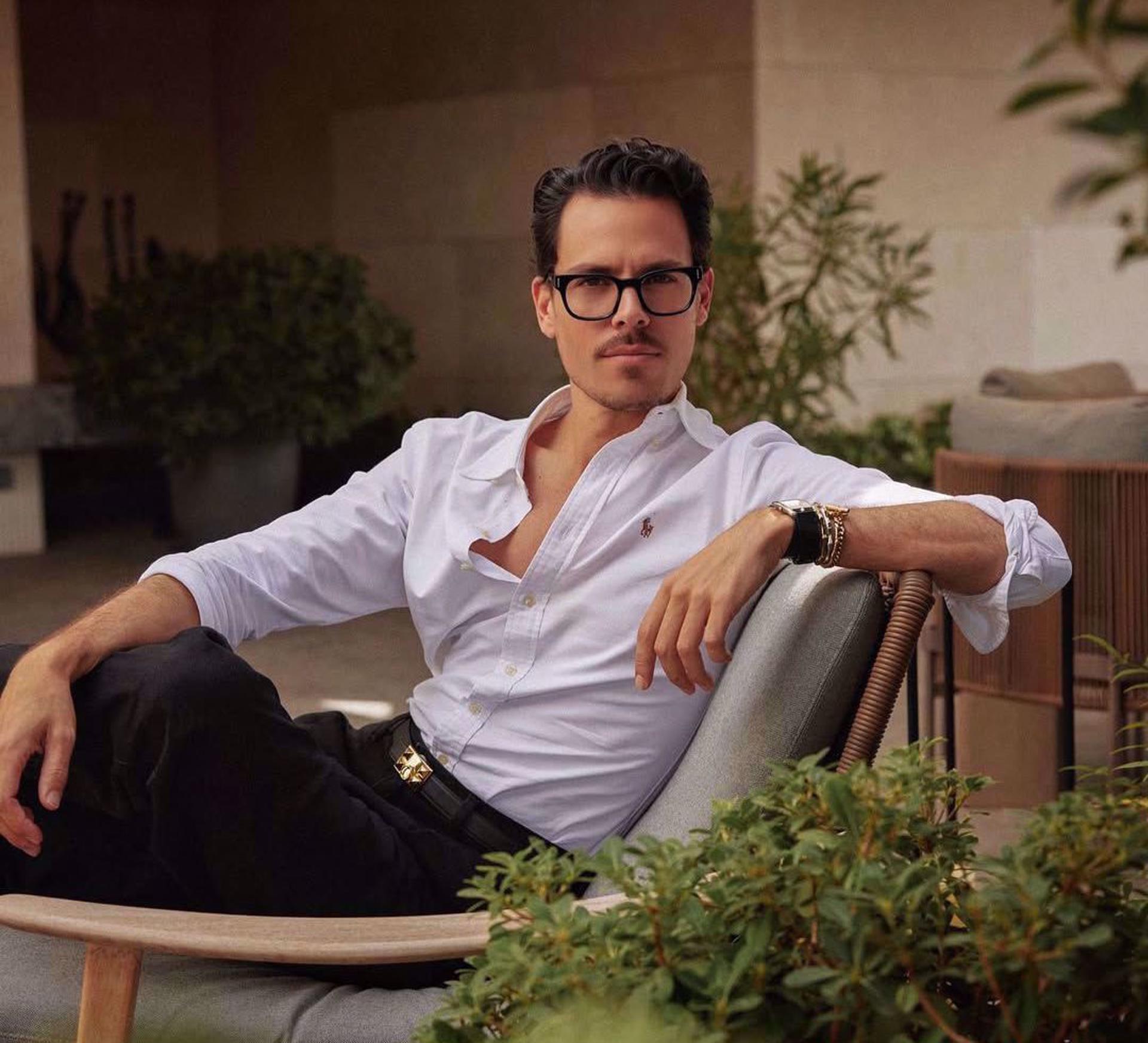 El diseñador Juan Avellaneda se adentra por primera en el mundo literario con 'Flashing lights', su primera novela en la que aborda una historia sobre envidias, odios, fascinación y lujo, que, según confiesa, resulta muy cercana a "experiencias vividas". EFE/Lunwerg