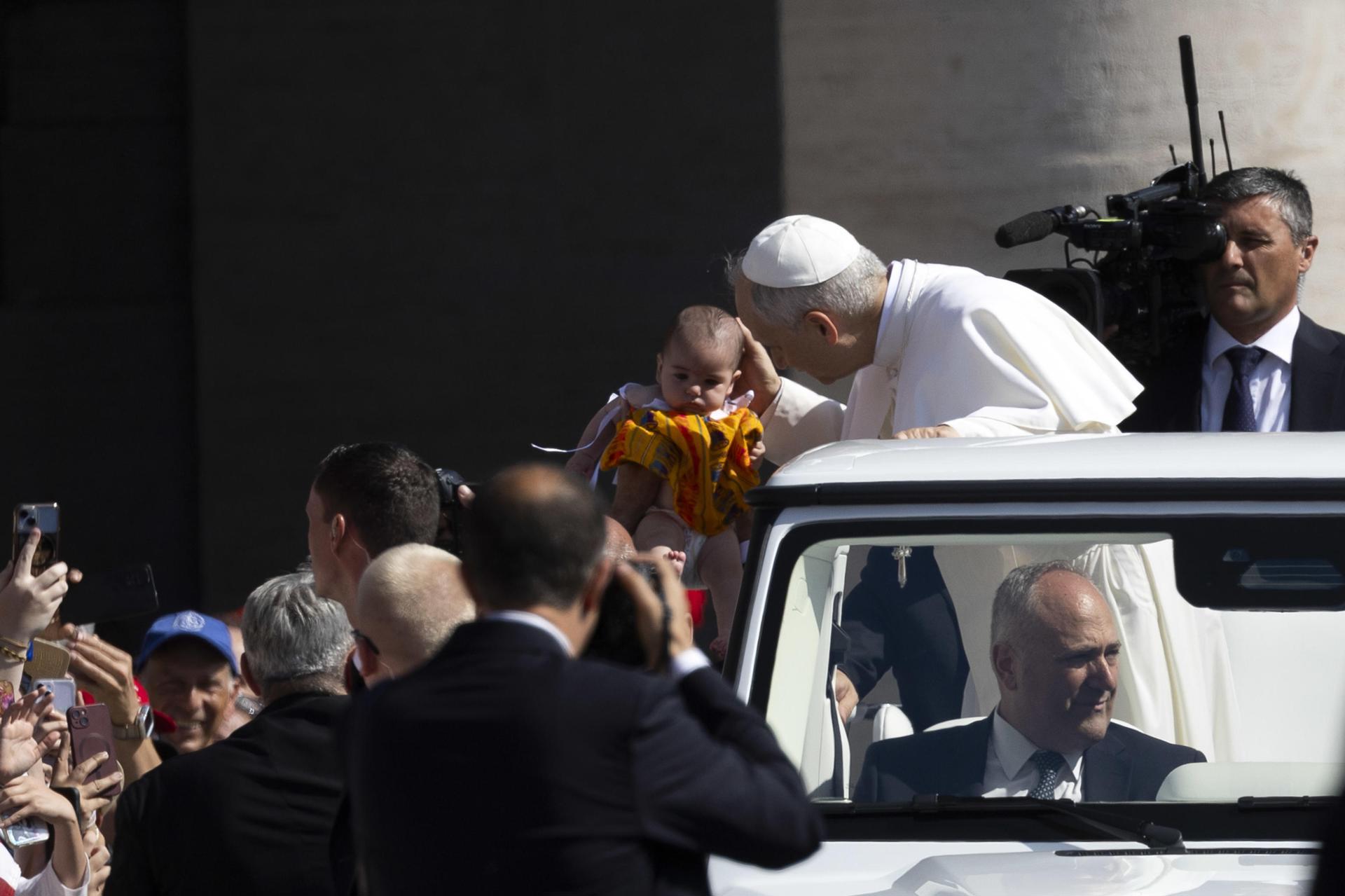 El papa León XIV bendice a un niño desde el papamóvil a su llegada a la Plaza de San Pedro para dirigir la Santa Misa en la Solemnidad de Pentecostés con motivo del Jubileo de los Movimientos Eclesiales, Asociaciones y Nuevas Comunidades, en Ciudad del Vaticano, 8 de junio de 2025. (Papa)
EFE/EPA/MASSIMO PERCOSSI
//////////
Vatican City (Vatican City State (Holy See)), 08/06/2025.- Pope Leo XIV blesses a child from the popemobile as he arrives in St. Peter's Square to lead the Holy Mass on the Solemnity of Pentecost on the occasion of the Jubilee of Ecclesial Movements, Associations and New Communities, in Vatican City, 08 June 2025. (Papa) EFE/EPA/MASSIMO PERCOSSI