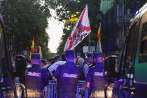Cientos de personas (unas 600 según la delegación  del Gobierno) se concentran esta tarde en las inmediaciones de la sede federal del PSOE para pedir la dimisión del jefe del Ejecutivo, Pedro Sánchez, tras el informe de la UCO que apunta a la posible participación de Santos Cerdán en el cobro de comisiones en el marco del denominado caso Koldo. EFE/ J.P.Gandul