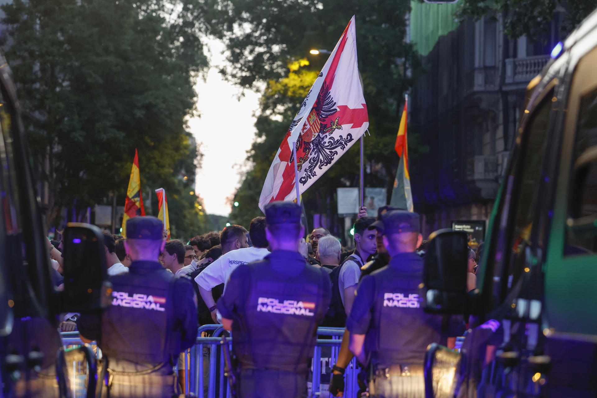 Cientos de personas (unas 600 según la delegación  del Gobierno) se concentran esta tarde en las inmediaciones de la sede federal del PSOE para pedir la dimisión del jefe del Ejecutivo, Pedro Sánchez, tras el informe de la UCO que apunta a la posible participación de Santos Cerdán en el cobro de comisiones en el marco del denominado caso Koldo. EFE/ J.P.Gandul
