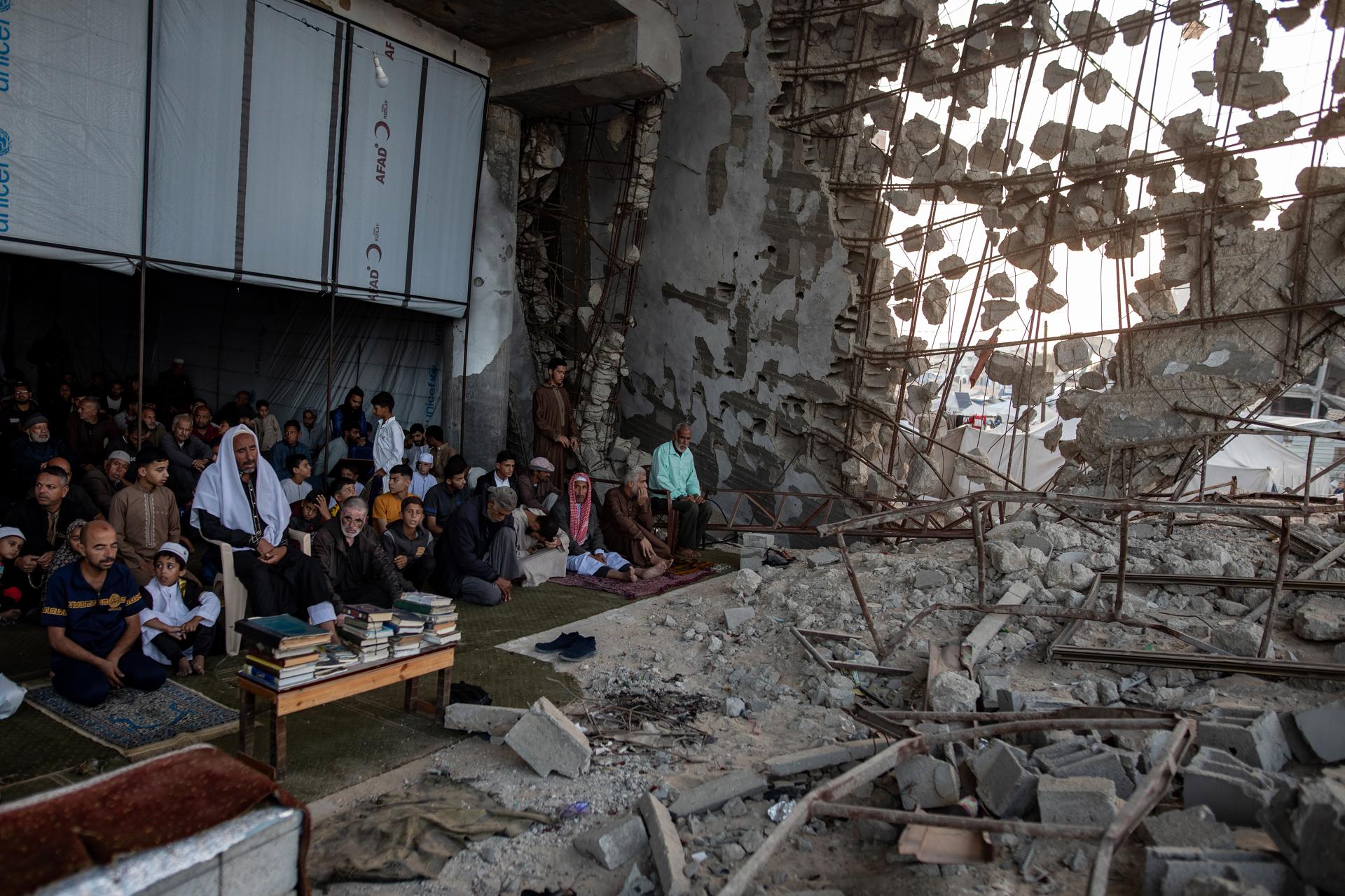 Palestinos desplazados internamente rezan para marcar el comienzo del Aíd al Adha o Fiesta del Sacrificio en las ruinas de una mezquita destruida, en el campamento de Jan Yunis, en el sur de la Franja de Gaza, el 6 de junio de 2025. EFE/EPA/HAITHAM IMAD