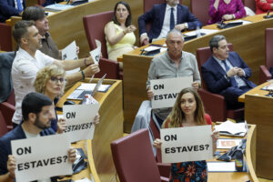 El portavoz parlamentario de Compromís, Joan Baldoví, y los demás diputados de la formación muestran carteles en los que se podía leer "Dónde estabas?" durante el Pleno de Les Corts Valencianes en el que el president de la Generalitat, Carlos Mazón, responde a preguntas de los grupos parlamentarios sobre su gestión de la dana del 29 de octubre de 2024 y sobre la Conferencia de Presidentes celebrada el pasado viernes en Barcelona. EFE/Ana Escobar