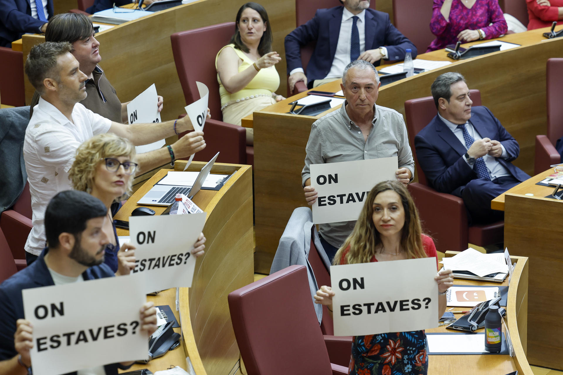 El portavoz parlamentario de Compromís, Joan Baldoví, y los demás diputados de la formación muestran carteles en los que se podía leer "Dónde estabas?" durante el Pleno de Les Corts Valencianes en el que el president de la Generalitat, Carlos Mazón, responde a preguntas de los grupos parlamentarios sobre su gestión de la dana del 29 de octubre de 2024 y sobre la Conferencia de Presidentes celebrada el pasado viernes en Barcelona. EFE/Ana Escobar