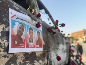Una imagen de archivo proporcionada este lunes por la Sociedad de la Media Luna Roja Iraní (IRSC) muestra a miembros de la organización colocando flores y pétalos en el vehículo de la Media Luna Roja que fue atacado durante el ataque aéreo israelí el 19 de junio, en Teherán. EFE/EPA/HANDOUT SOLO PARA USO EDITORIAL/SIN VENTAS