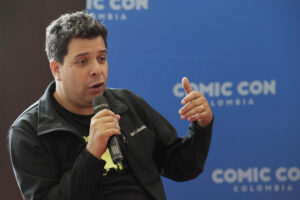 El actor de doblaje venezolano que interpreta a Bob Esponja en Latinoamérica, Luis Carreño (i), habla durante una rueda de prensa en el primer día de 'Comic Con Colombia' este viernes, en Bogotá (Colombia). EFE/ Carlos Ortega