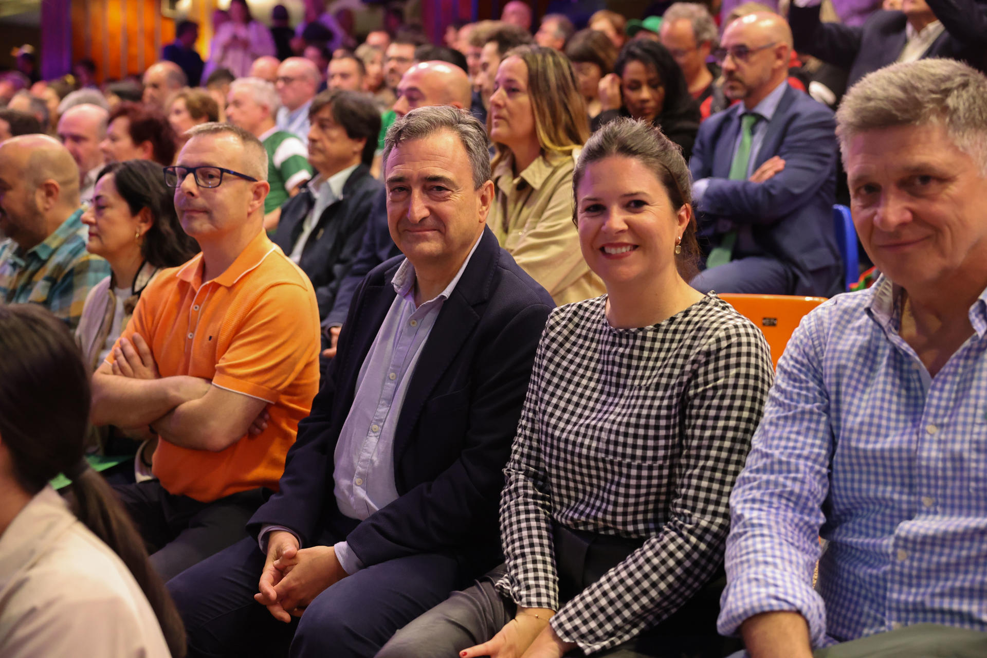 El presidente del PNV, Aitor Esteban (c) asiste a la Liga de Naciones de Pelota Vasca este lunes en Gernika. EFE/Luis Tejido