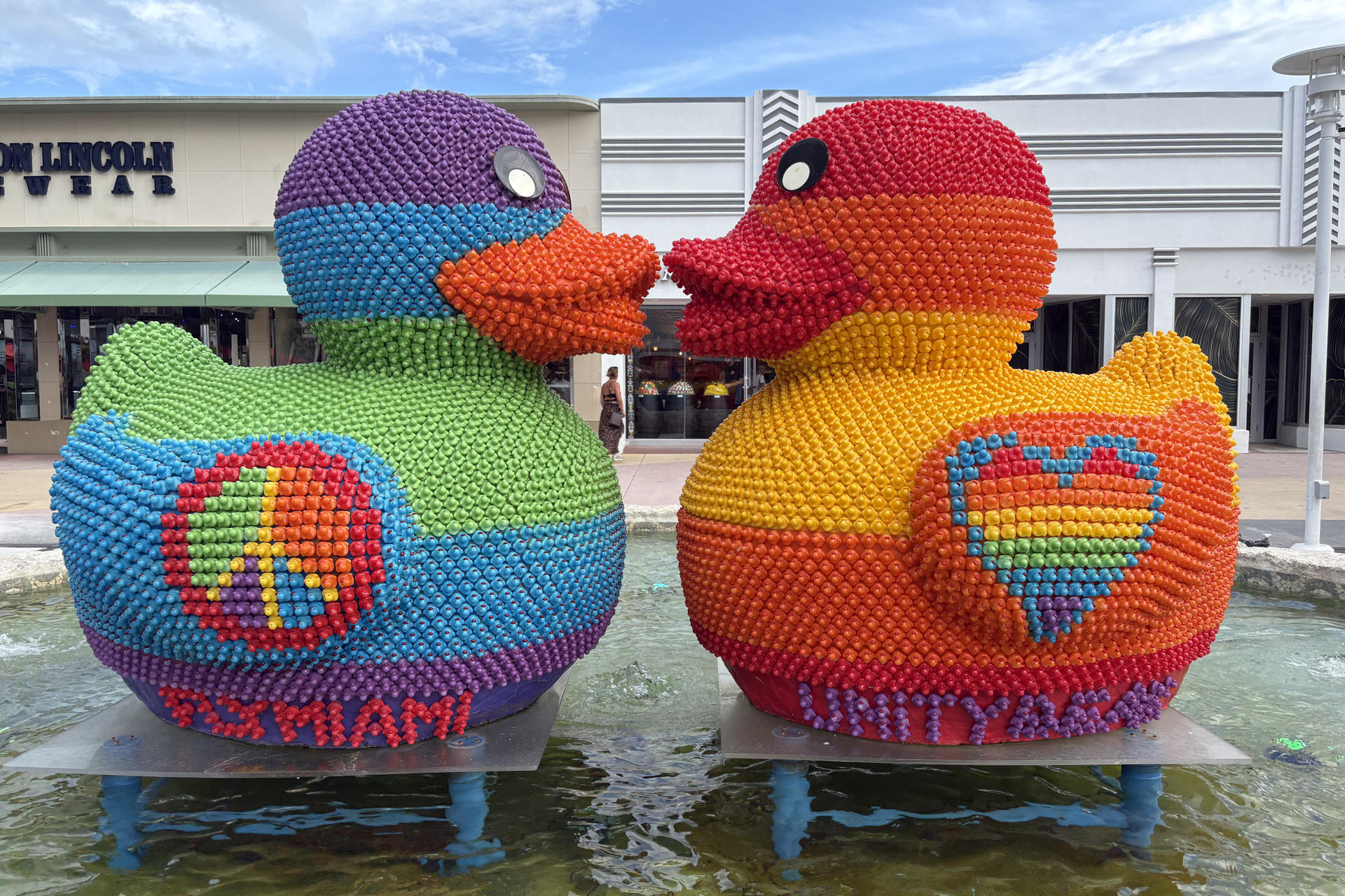 Fotografía de la obra 'UnityBeak', dos patos de más de 1,5 metros de altura, del artista argentino Facundo L. Yebne este miércoles, en Miami Beach (Estados Unidos). EFE/Albert Boal