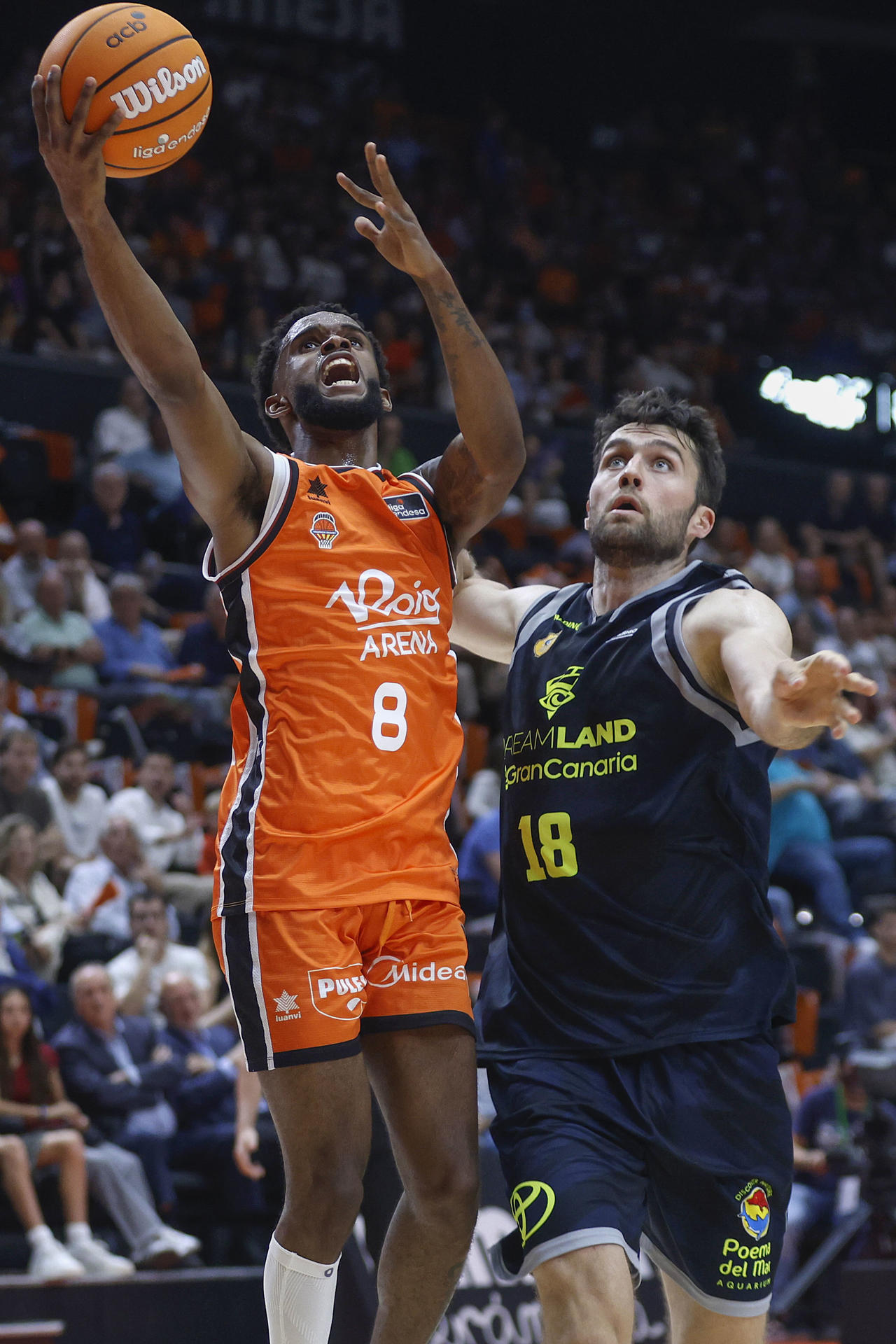 ean Montero (i) del Valencia en acción ante Mike Tobey del Gran Canaria este lunes, durante el partido de baloncesto correspondiente a los cuartos final de la Liga Endesa, disputado entre Valencia Basket y Dreamland Gran Canaria, en el pabellón de la Fuente San Luis de Valencia. EFE/ Miguel Ángel Polo