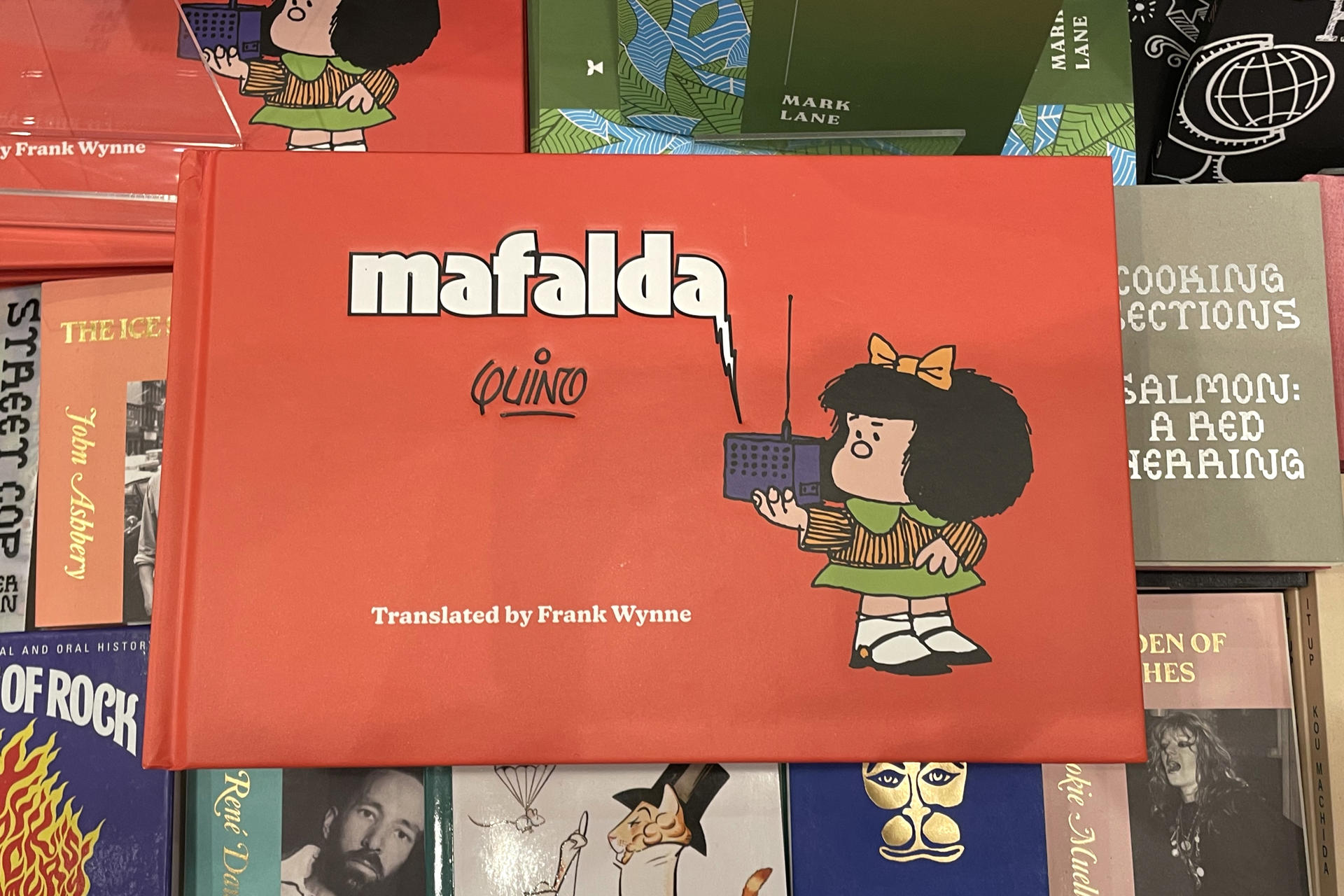 Fotografía de un tomo del cómic Mafalda en inglés, traducido por Frank Wynne, este martes, en una librería de Nueva York (Estados Unidos). EFE/Alicia Sánchez