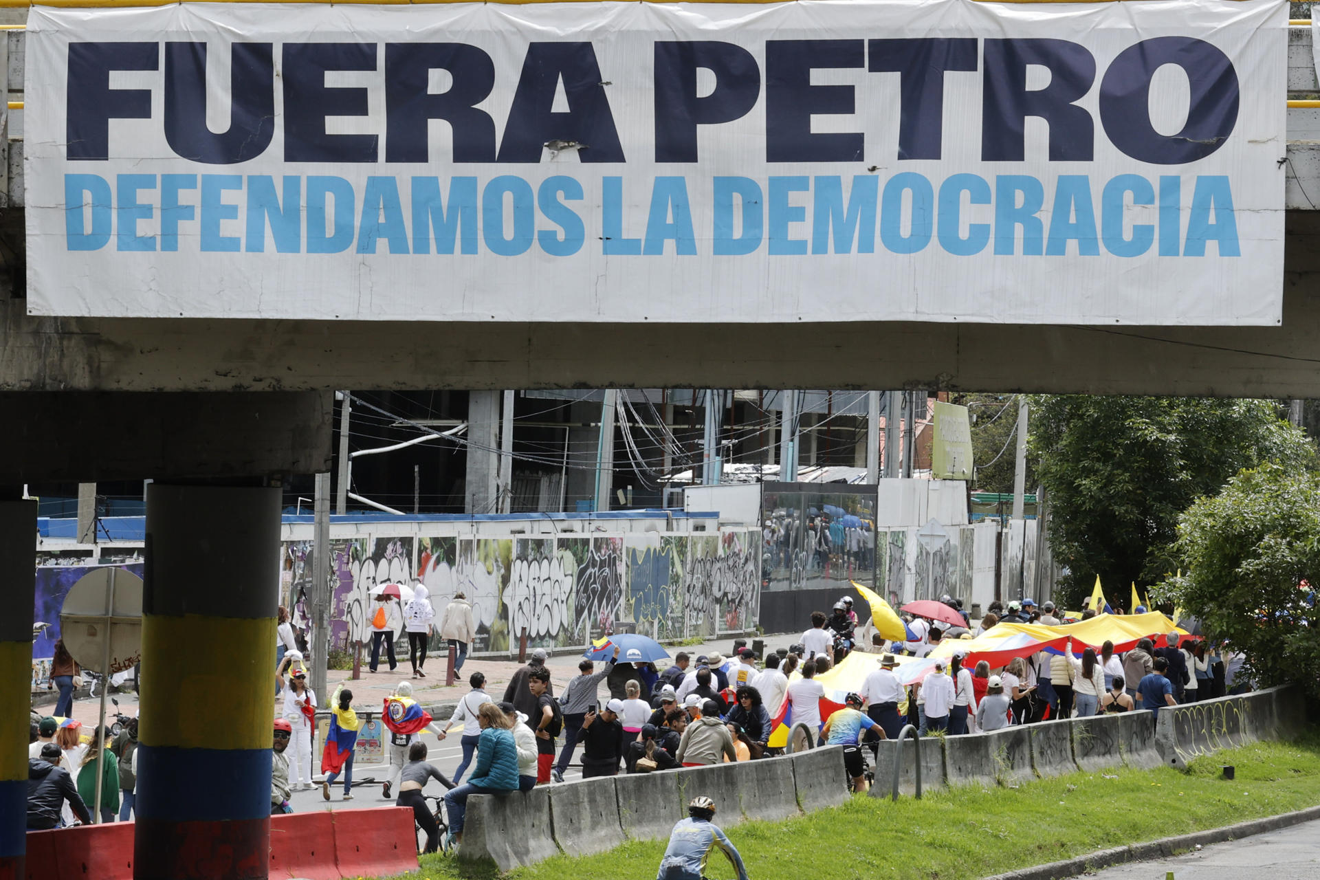 Decenas de personas fueron captadas este domingo, 8 de junio al marchar por la paz y en apoyo al senador Miguel Uribe Turbay, quien fue tiroteado la víspera, en Bogotá (Colombia). EFE/Mauricio Dueñas