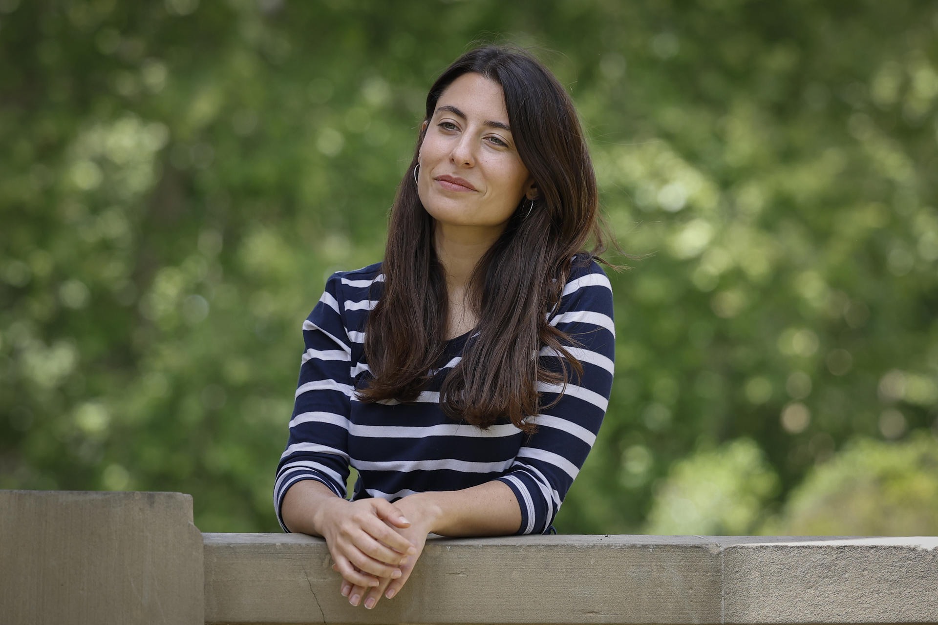 La periodista catalana Sandra Román Peñalba, afincada en Pamplona, durante la entrevista concedida a EFE en la que analiza la alopecia femenina, que en España afecta aproximadamente a un 30% de mujeres y es un tabú social, con motivo del documental 'Mujeres calvas', guionizado y dirigido por Román, en el que da voz a siete mujeres valientes que relatan los sentimientos de angustia, desesperación y soledad que les produjo la alopecia. EFE/ Villar López