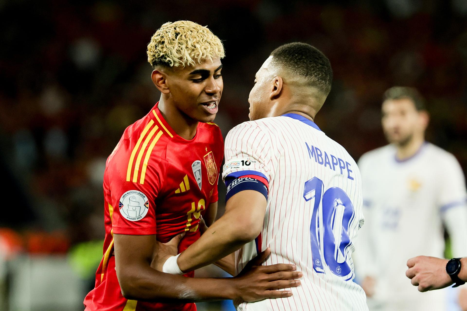 Lamine Yamal y Kylian Mbappél durante la segunda semifinal de la UEFA Nations League en Stuttgart, Alemania. EFE/EPA/ANNA SZILAGYI