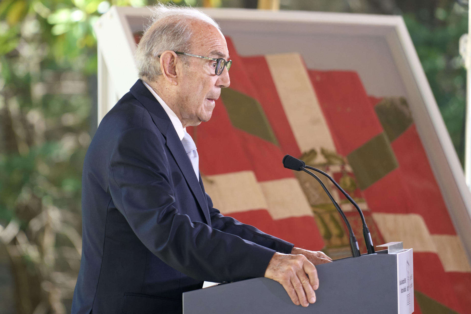 El lehendakari Carlos Garaikoetxea, durante su intervención donde ha recordado hoy las dificultades que afrontó el primer Gobierno Vasco de la democracia que presidió a partir de 1980, pero ha resaltado que Euskadi es una sociedad "valiente y trabajadora" que ha superado los retos y, "unidos y con respeto a la pluralidad", los superará en el futuro. EFE / L. Rico
