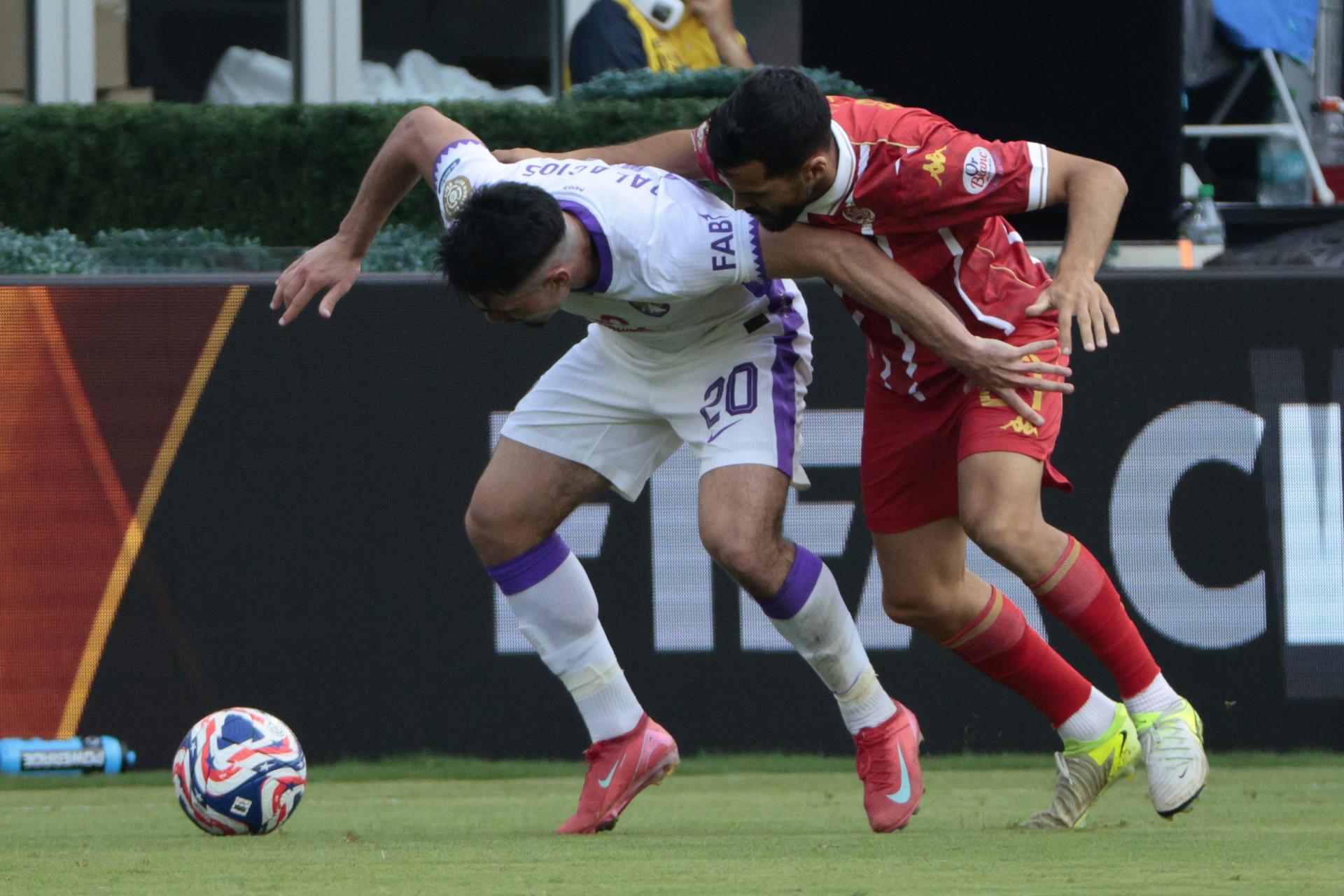 El centrocampista español del Wydad, Ismail Benktib (d) presiona al extremo argentino nacionalizado emiratí Matias Palacios (i) este jueves en Washington durante el último partido de ambos equipos en la fase de grupos del Mundial de Clubes. EFE/EPA/SHAWN THEW