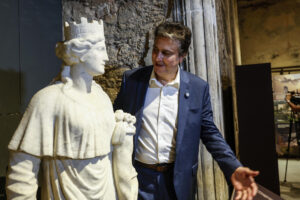 El ministro de Educación de Brasil, Camilo Santana, posa al lado de la estátua de Cibele, diosa primordial de la belleza, durante una exposición este lunes, en Rio de Janeiro (Brasil). EFE/ Antonio Lacerda.