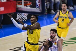 El escolta de Indiana Pacers, Bennedict Mathurin, tira a canasta en el quinto juego de las Finales de la NBA que su equipo perdió este lunes por 120-109 ante Oklahoma City Thunder en el Paycom Center. EFE/EPA/MANUELA SOLDI