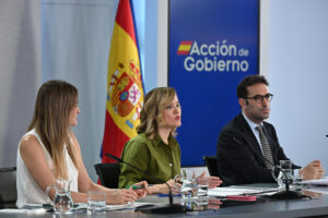 Imagen de este martes de la ministra de Educación, Formación Profesional y Deportes y portavoz del Gobierno, Pilar Alegría (c); la vicepresidenta tercera y ministra para la Transición Ecológica, Ana Aagesen, y el ministro de Economía, Carlos Cuerpo, durante la rueda de prensa posterior a la reunión del Consejo de Ministros. EFE/ Fernando Villar