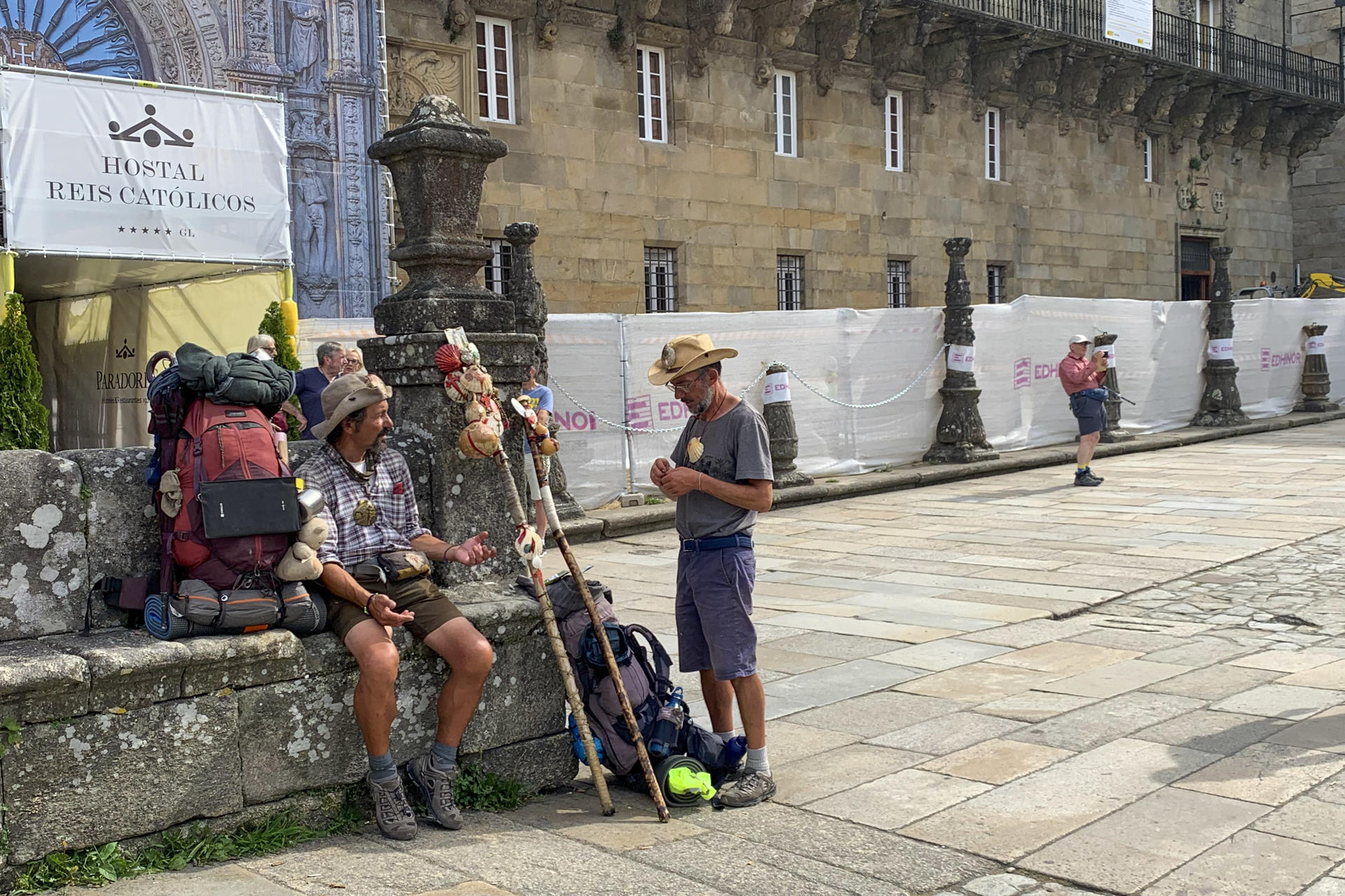 El Camino de Santiago encadena récords y este año espera superar por primera vez el medio millón de peregrinos, con rutas minoritarias que ganan adeptos, mientras los vecinos piden echar el freno y otro modelo turístico ante problemas como el encarecimiento de la vivienda o el ruido. El año pasado 499.171 peregrinos completaron la ruta xacobea, un 12 % más que en 2023 y una cifra que se espera superar en 2025, cuando el Camino acumula un crecimiento del 9 %, según cifras de la Oficina de Acogida al Peregrino. Este año han aumentado todos los meses excepto marzo -por el efecto Semana Santa, que en 2024 fue ese mes y en 2025 en abril- y, pese a las quejas de vecinos que denuncian una masificación, desde la administración defienden que crece de forma ordenada. EFE/Paula Fernández