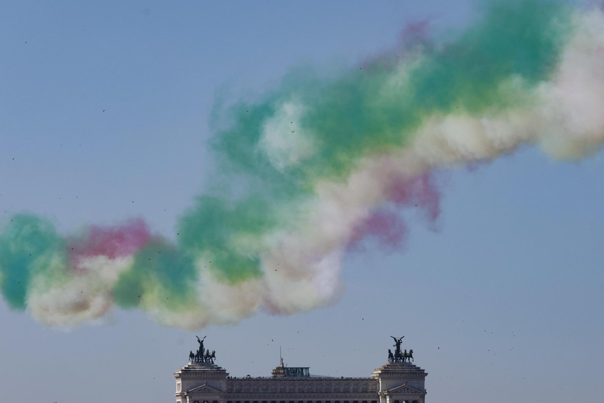 Italia celebra este 2 de junio su fiesta de la República, proclamada hace 79 años tras la caída de la monarquía y del régimen fascista. EFE/EPA/FABIO FRUSTACI