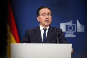 El ministro de Asuntos Exteriores de España, José Manuel Albares (c), durante la rueda de prensa con el vicepresidente ejecutivo de la CE, Maros Sefcovic, este miércoles en Bruselas, tras la reunión de alto nivel entre España, Reino Unido y Gibraltar donde se abordó la relación entre la colonia británico y la Unión Europea tras el "brexit".-EFE/ Pablo Garrigós
