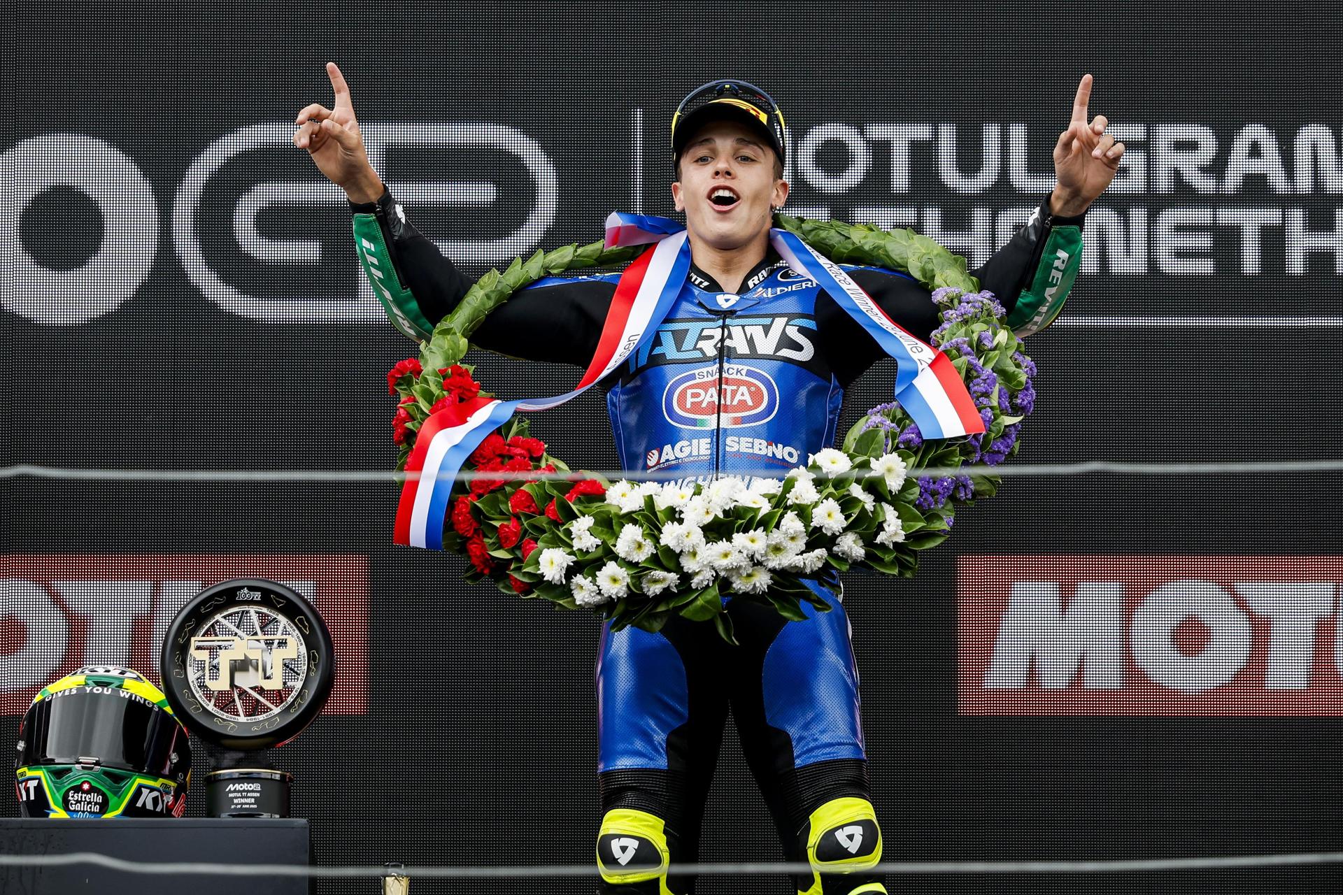 El brasileño Diogo Moreira celebra la victoria en el podio de Moto2 en la 100ª Edición del GP de Motociclismo de Assen, Países Bajos. EFE/EPA/VINCENT JANNINK