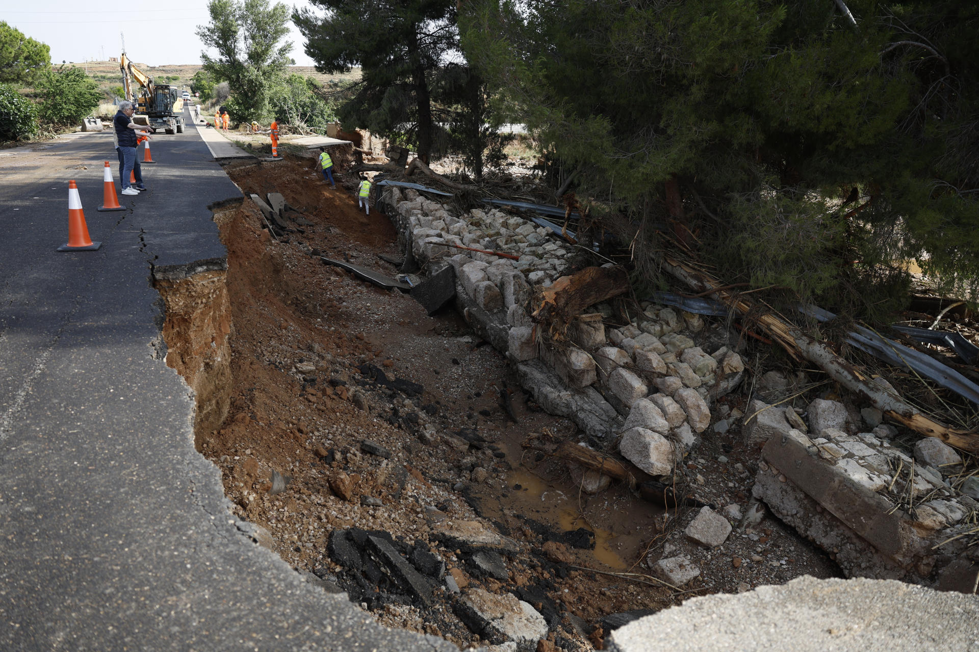 Vista de un puente destrozado en la A222 en Belchite, Aragón, tras las recientes inundaciones que han afectado a la zona de la comarca de Belchite. EFE/ Javier Cebollada