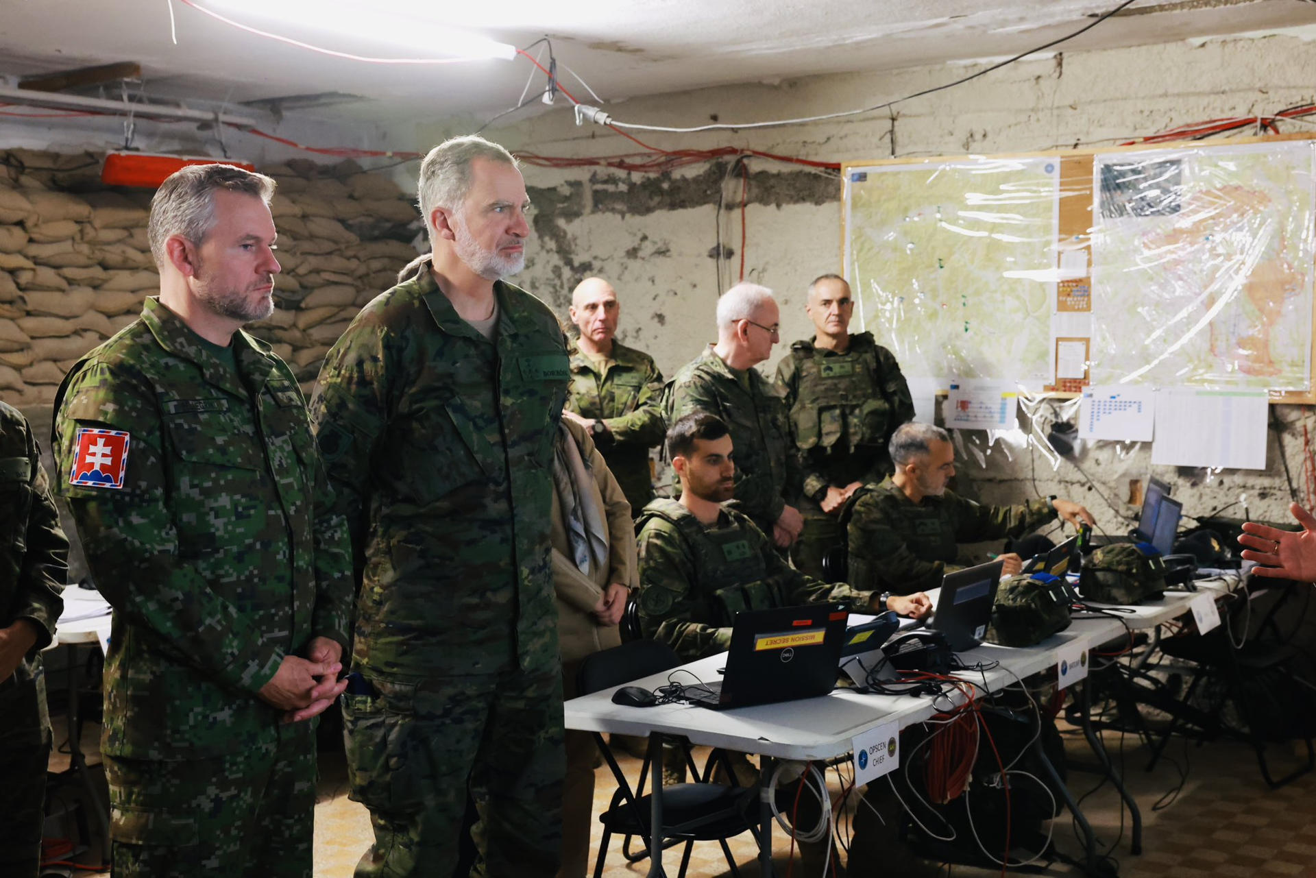 LEST (ESLOVAQUIA), 11/06/2025.- El rey Felipe VI y el presidente de la República Eslovaca, Peter Pellegrini (i), visitan las instalaciones del Main Training Area (MTA) de Lest. El rey supervisa la capacidad de despliegue y operación del grupo de combate de la OTAN que España lidera en Eslovaquia, uno de los ocho de que dispone la Alianza en el llamado Flanco Este como medida disuasoria ante Rusia, este miércoles en la base de entrenamiento de Lest, en el sur de Eslovaquia. EFE/ Casa Real // SOLO USO EDITORIAL/SOLO DISPONIBLE PARA ILUSTRAR LA NOTICIA QUE ACOMPAÑA (CRÉDITO OBLIGATORIO)