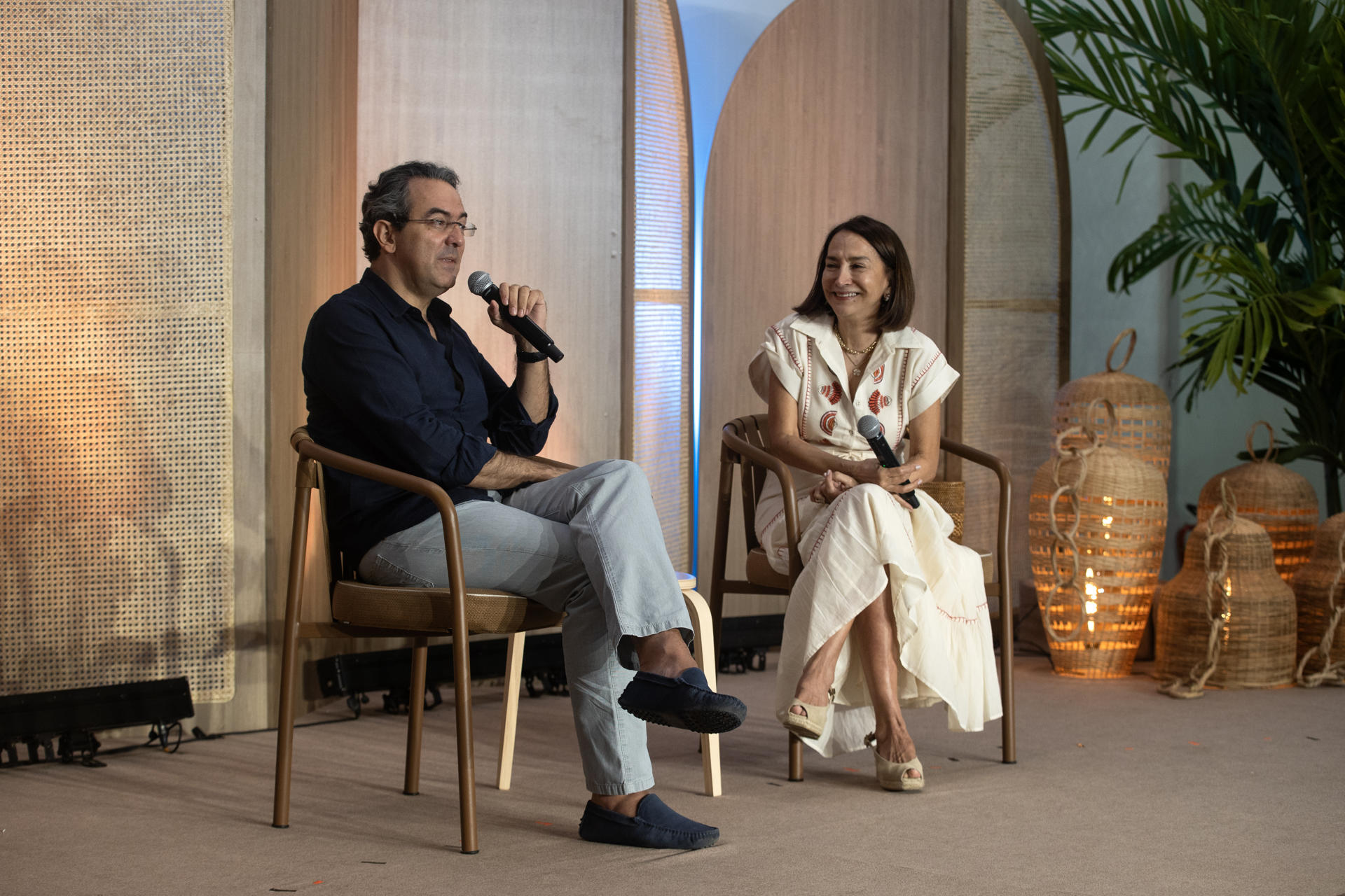 El escritor colombiano Juan Gabriel Vásquez (i) habla junto a la poetisa dominicana Soledad Álvarez, durante un conservatorio en homenaje al recientemente fallecido Premio Nobel de Literatura Mario Vargas Llosa este sábado, en la segunda jornada del festival de literatura Mar de Palabras en Santo Domingo (República Dominicana). EFE/Orlando Barría
