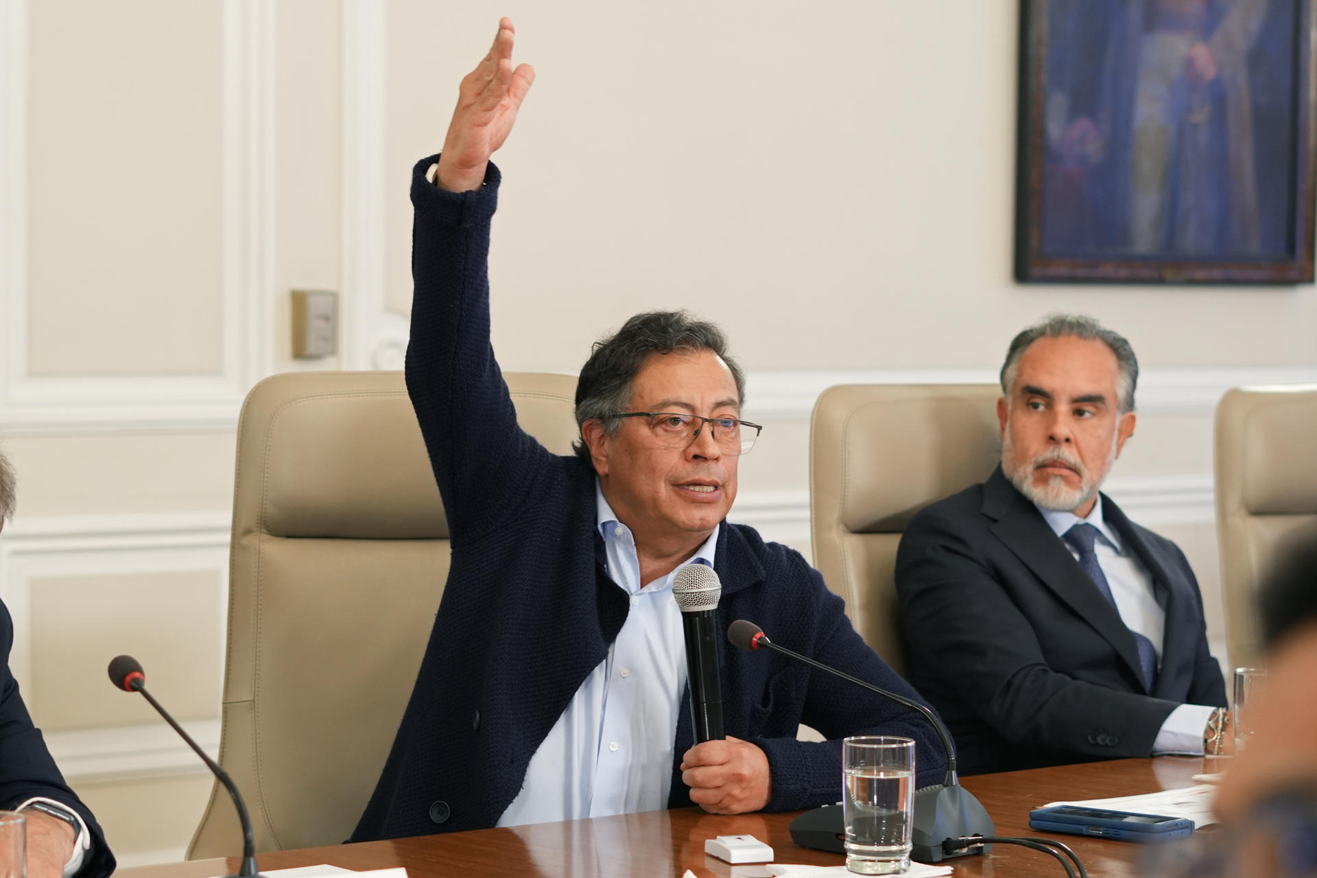 Fotografía de archivo cedida por la oficina de prensa de la Presidencia de Colombia del mandatario, Gustavo Petro (i), junto al ministro del Interior, Armando Benedetti, durante un consejo de ministros en la Casa de Nariño en Bogotá (Colombia). EFE/ Presidencia De Colombia
