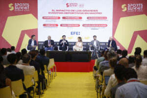 De izquierda a derecha Raúl Respaldiza, CEO de Zertior; Pablo Flores, Director General del Palace Hotel Madrid; José Ortiz, Director General MADCUP; Almudena Maillo, Concejala del Área de Turismo del Ayuntamiento Madrid; Javier Burgos, Director Comercial, Mutua Madrid Open y Luis Villarejo Alonso, Director de Deportes de la Agencia EFE participan en la mesa "El impacto de los grandes eventos deportivos en Madrid" durante la jornada inaugural del "Sports Summit Madrid 2025". EFE/David Fernández