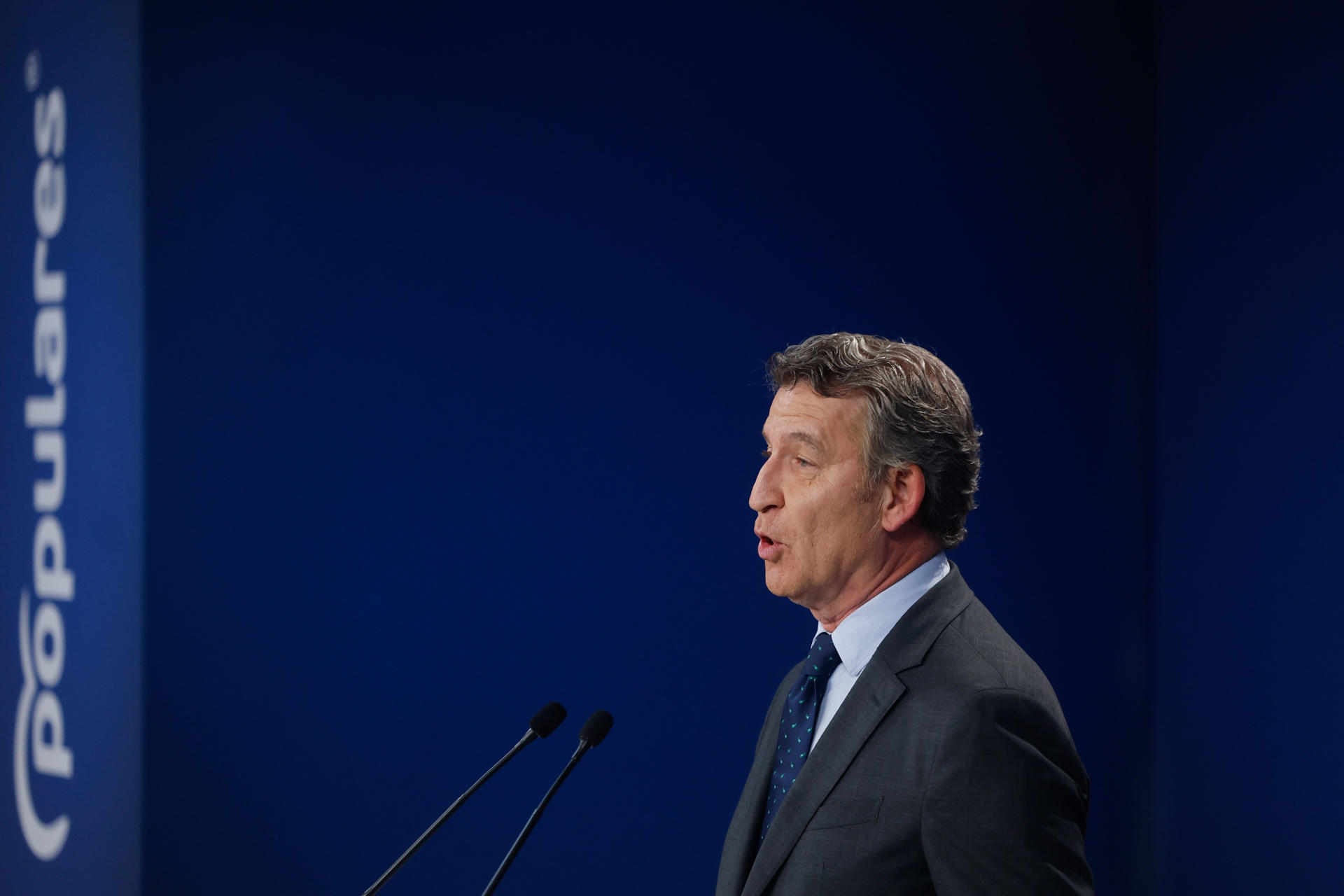 El presidente del Partido Popular Alberto Núñez Feijóo, este jueves durante la rueda de prensa en la sede de su patido en Madrid. Feijóo dice que la explicaciones de Sánchez son "insuficientes" y "decepcionantes".-EFE/ Sergio Pérez