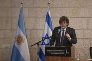 El presidente argentino, Javier Milei (c), da un discurso en la Universidad Hebrea de Jerusalén, este jueves, en la última jornada de su visita oficial de tres días al país. EFE/ Magda Gibelli