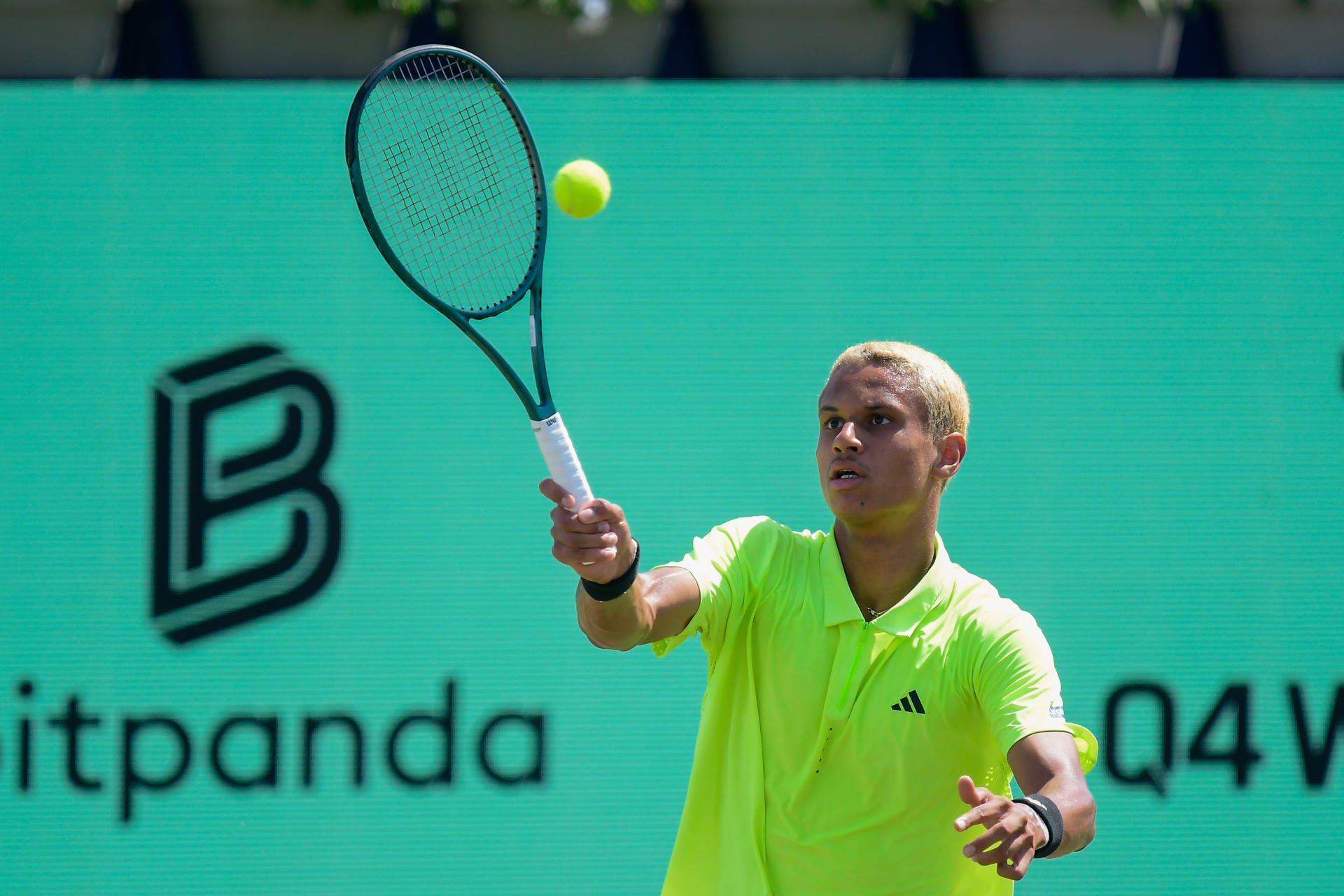 El tenista canadiense Gabriel Diallo ante el español Jaume Munar este lunes, durante el torneo de tenis ATP Mallorca Championships, celebrado en Santa Ponsa (Mallorca, Islas Baleares). EFE/ MIQUEL A. BORRÀS