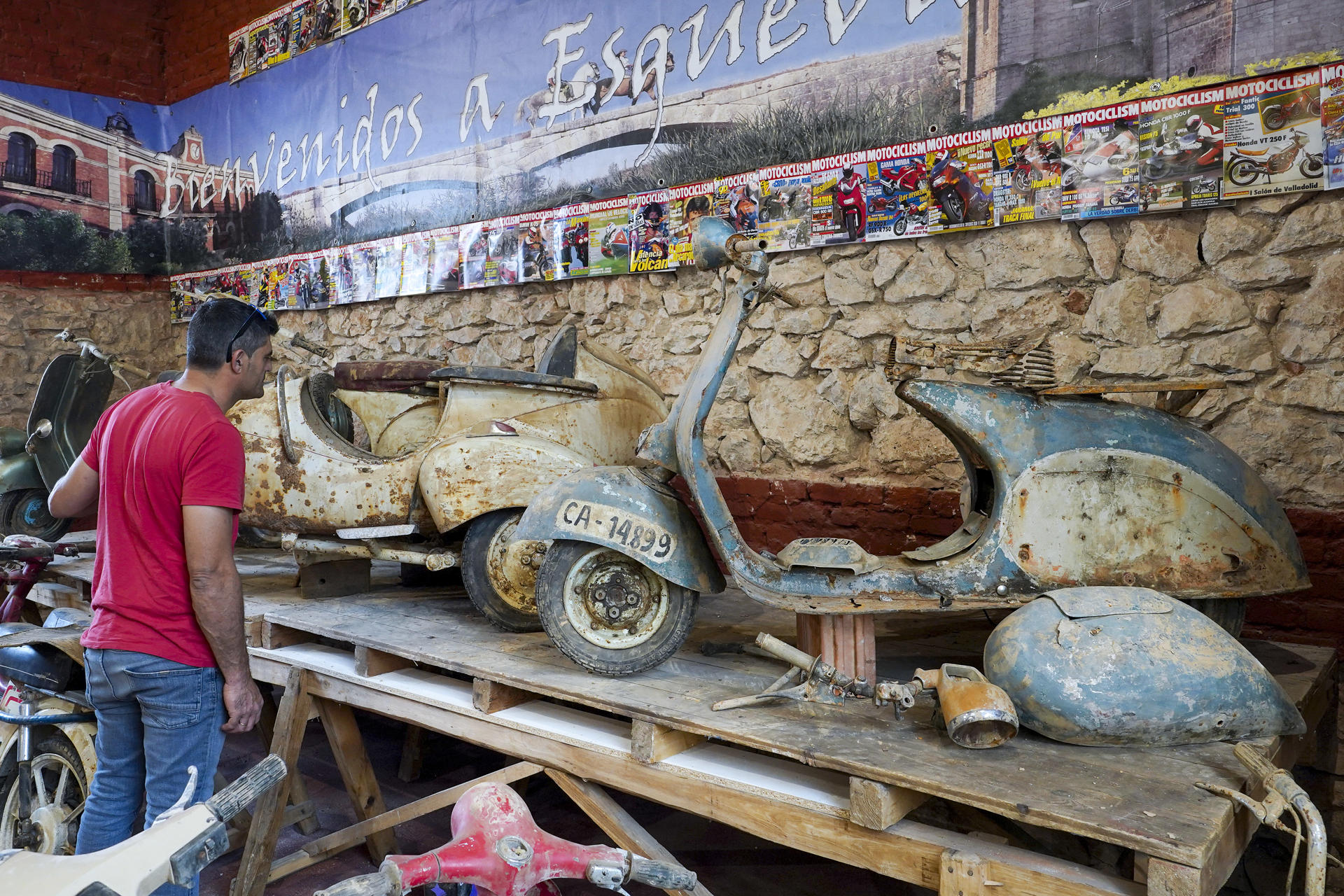 Entre los muchos daños materiales que dejó la dana que afectó a la Comunidad Valenciana el pasado 29 de octubre se encuentra la colección de vespas de Álvaro Barcia, 35 motos que recorren la historia de esta marca en España y que ahora resisten al olvido en el Museo de la Moto de Esguevillas de Esgueva (Valladolid), según explica el propietario y responsable del museo, José Luis Coloma, en entrevista con la Agencia EFE. EFE/Nacho Gallego
