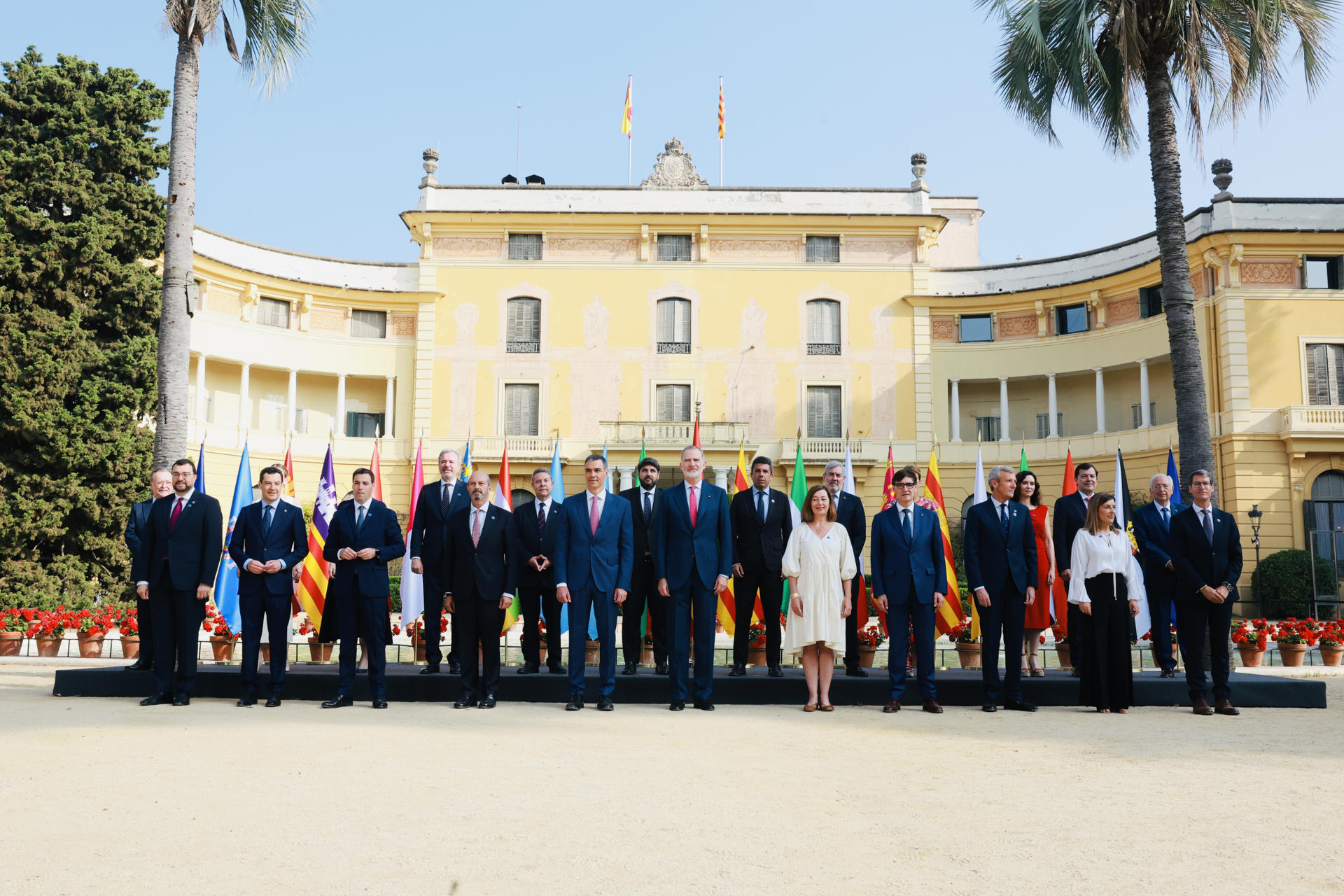 El rey Felipe VI, el presidente del Gobierno, Pedro Sánchez (c-i), y los presidentes del Senado, Pedro Rollán (4i), y del Congreso, Francina Armengol, (5d), posan para la foto de familia de la XXVIII Conferencia de Presidentes que se celebra este viernes en el Palau de Pedralbes, en Barcelona. EFE/ José Jiménez/Casa de S.M. el Rey SOLO USO EDITORIAL/SOLO DISPONIBLE PARA ILUSTRAR LA NOTICIA QUE ACOMPAÑA (CRÉDITO OBLIGATORIO)