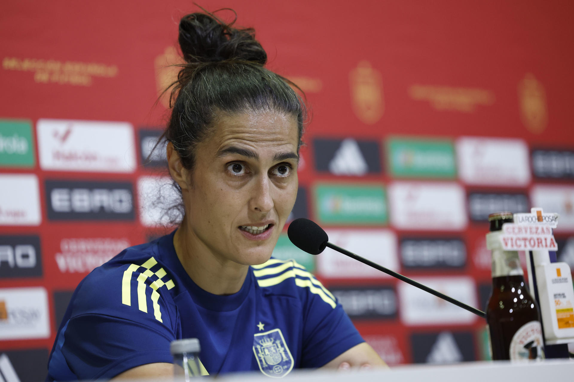 La entrenadora de la selección española femenina de fútbol Montse Tomé ofrece una rueda de prensa tras el entrenamiento. La selección española femenina de fútbol ultima la puesta a punto para la disputa el viernes del único encuentro preparatorio para la Eurocopa de Suiza 2025, un amistoso ante la potente Japón en el estadio Butarque de Leganés (Madrid). EFE/Chema Moya