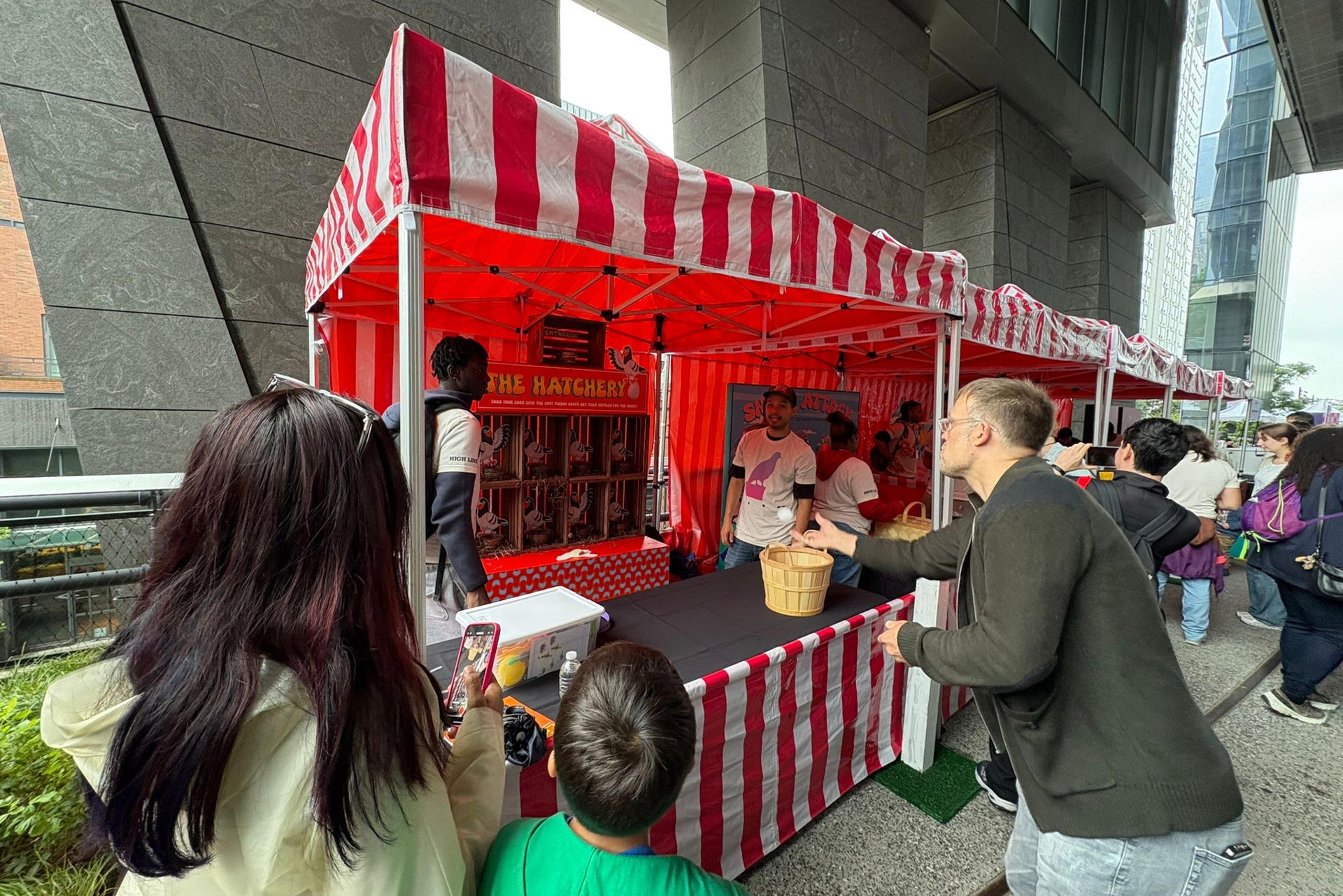 La ciudad de Nueva York dedicó un festival a las palomas, las aves más típicas de los entornos urbanos, al que acudieron aficionados a la ornitología de todas las edades y grupos de activistas que reivindicaron mayores protecciones para los pájaros.EFE/ Nora Quintanilla