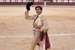 El diestro Alejandro Peñaranda saluda en la lidia al segundo de los de su lote, durante la corrida de la Feria de San Isidro celebrada este miércoles en la plaza de toros de Las Ventas, en Madrid. EFE/Borja Sánchez-Trillo