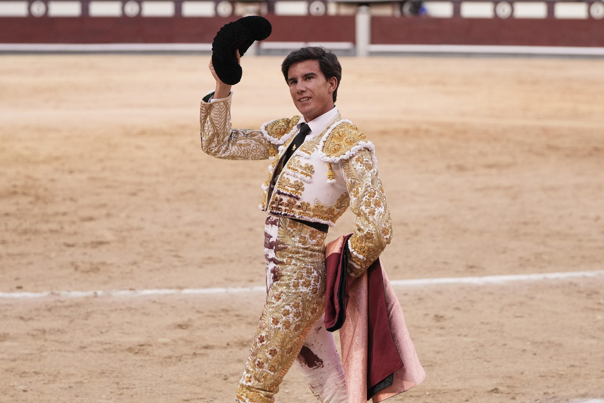 El diestro Alejandro Peñaranda saluda en la lidia al segundo de los de su lote, durante la corrida de la Feria de San Isidro celebrada este miércoles en la plaza de toros de Las Ventas, en Madrid. EFE/Borja Sánchez-Trillo